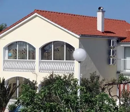 Apartment Mit Grosser Terrasse Im Obergeschoss *