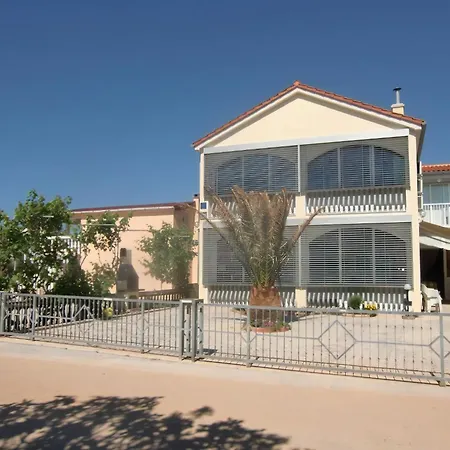 Apartment Mit Grosser Terrasse Im Obergeschoss Vir