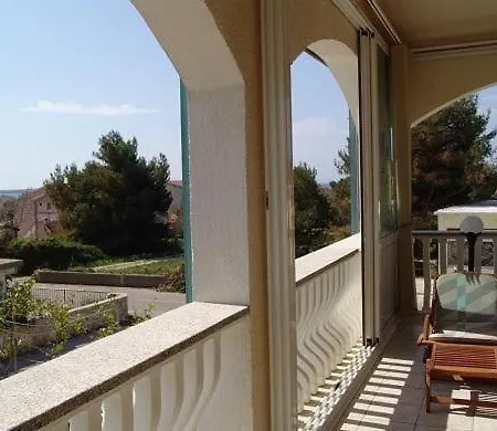 Apartment Mit Grosser Terrasse Im Obergeschoss *