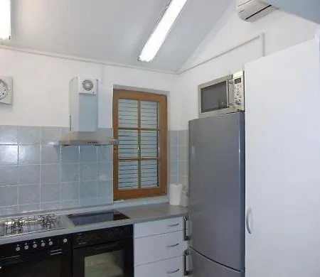Mit Grosser Terrasse Im Obergeschoss Apartment Vir